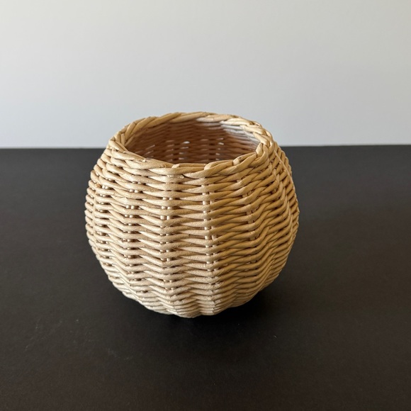 Handmade Elegant Tan Woven Basket - Picture 2 of 7